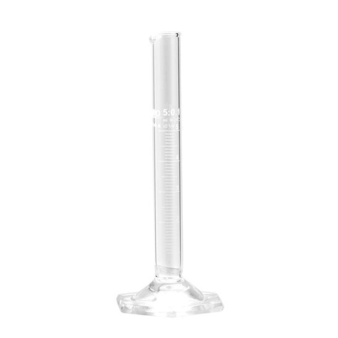Ăprouvettes en verre graduĂ©es â BS Gros â instruments de mesure en verre borosilicatĂ© pour prĂ©parations cosmĂ©tiques, disponibles en plusieurs volumes (10 ml Ă 250 ml), prĂ©cises et rĂ©sistantes Ă la chaleur.