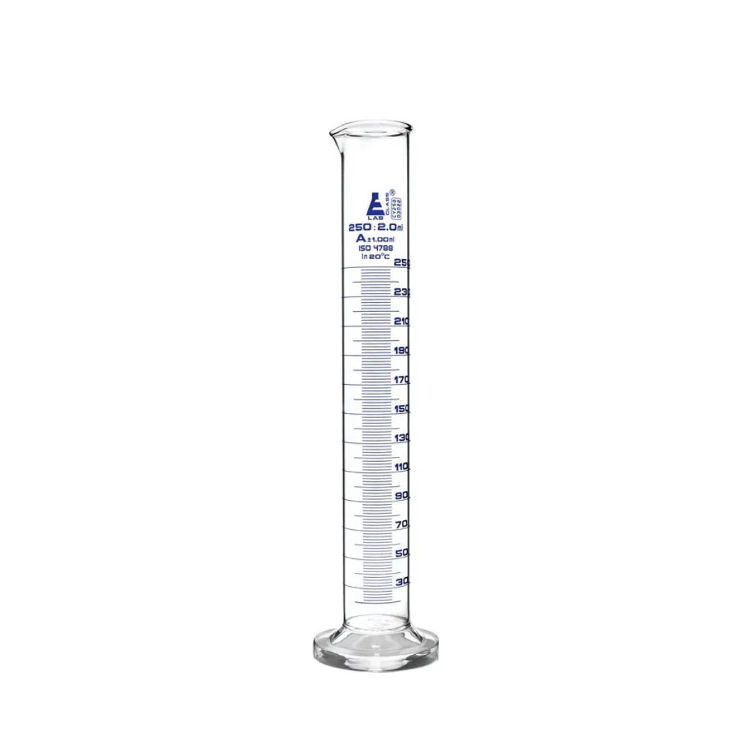 Ăprouvettes en verre graduĂ©es â BS Gros â instruments de mesure en verre borosilicatĂ© pour prĂ©parations cosmĂ©tiques, disponibles en plusieurs volumes (10 ml Ă 250 ml), prĂ©cises et rĂ©sistantes Ă la chaleur.