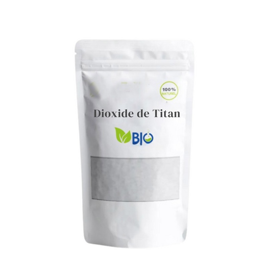 oxyde de Titane – Actif minéral utilisé comme colorant blanc, opacifiant et filtre UV en cosmétique. Disponible chez BS Gros, expert en ingrédients professionnels.