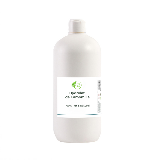 Hydrolat de Camomille Égyptienne 100% naturel, idéal pour apaiser les peaux sensibles et le cuir chevelu. Disponible chez BS Gros, fournisseur de matières premières cosmétiques.