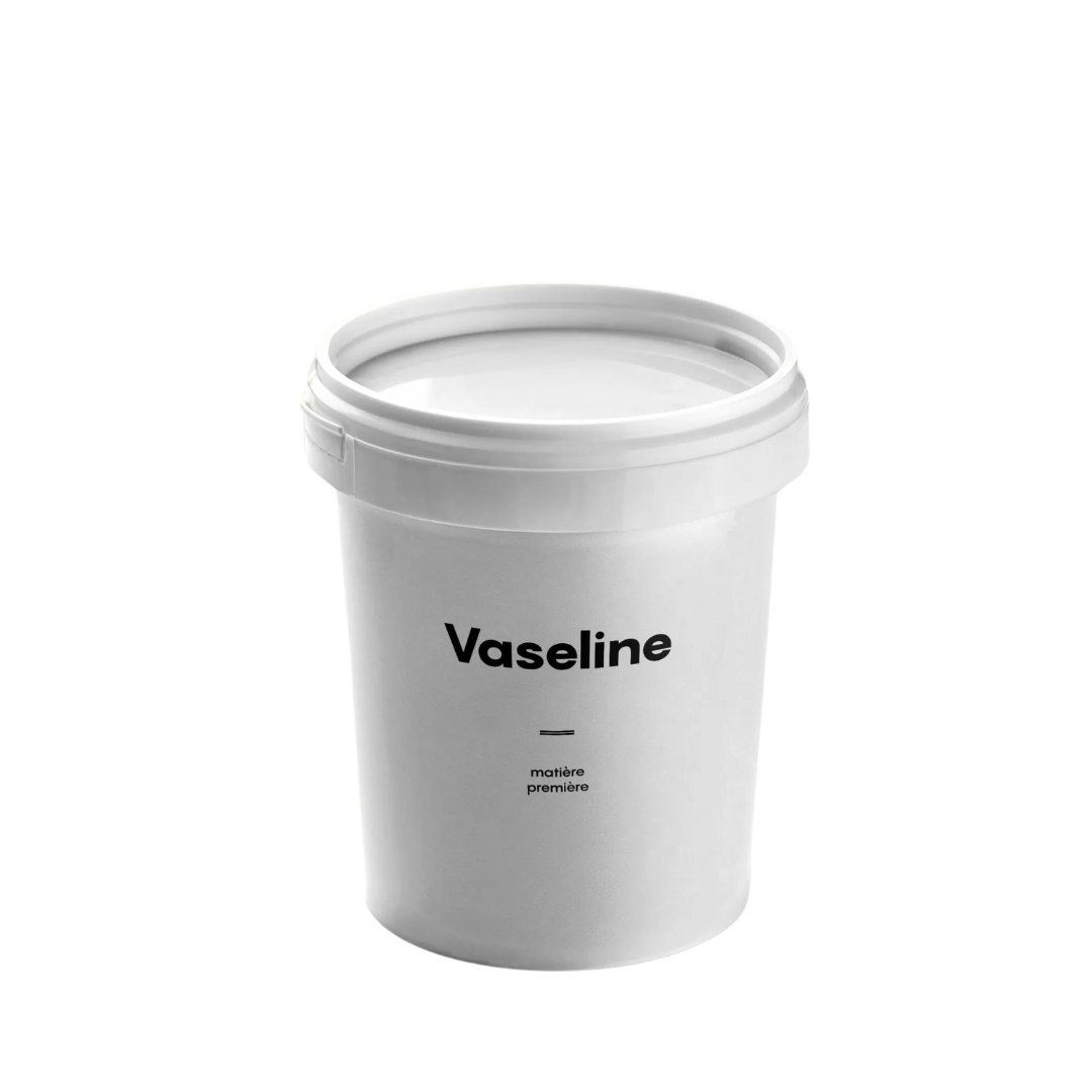 Vaseline – Agent émollient protecteur pour peaux sèches et abîmées, idéal pour baumes et soins hydratants. Disponible chez BS Gros, expert en ingrédients cosmétiques.